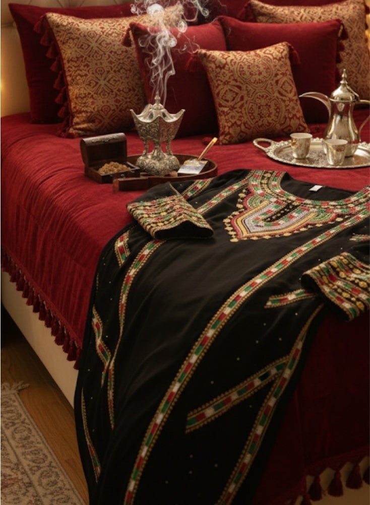 بريميم جلابية عسيرية سوداء بتطريز هندسي متعدد الألوان - الزي التقليدي النسائي ليوم تأسيس المملكة العربية السعودية، جلابية عسيرية أنيقة تعكس التراث الثقافي السعودي. - Image 5